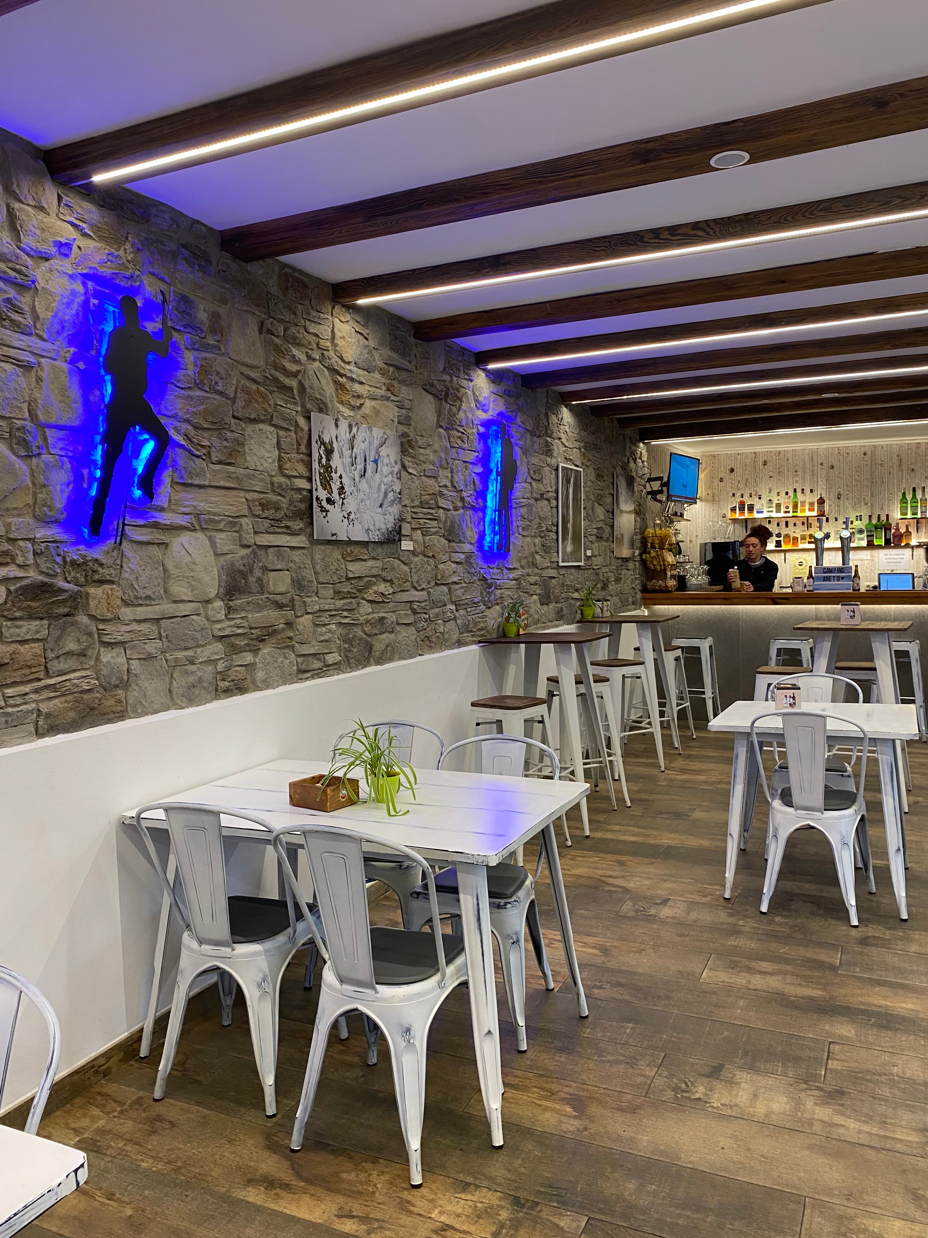 El bar, al caer la noche